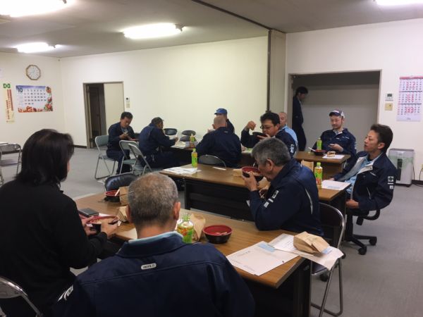 安全大会の終了後、女性社員が豚汁を作り、ふるまわれました。