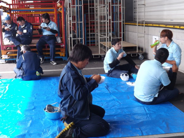 今年も女性社員が豚汁を作りおいしく頂きました