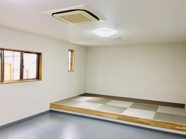 倉庫担当者が休憩時に休めるよう小上がり和室に