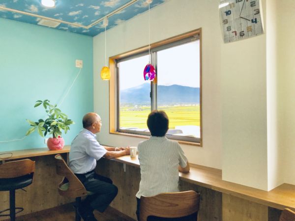 従来の台所を安達太良山を眺望できる給湯室及び食堂に