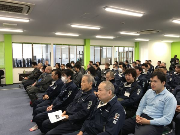 講演を真剣に聞き入っていました。