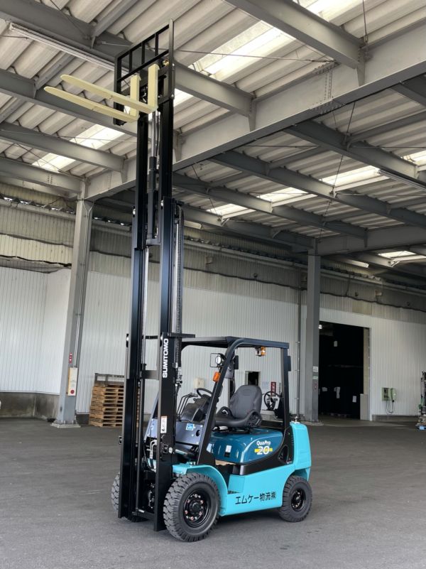 3段マストのフォークリフト